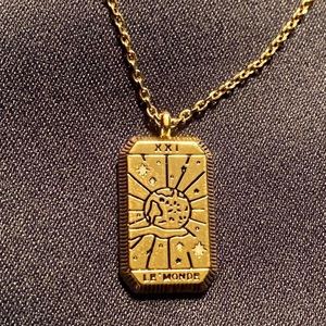 Gold pendant necklace